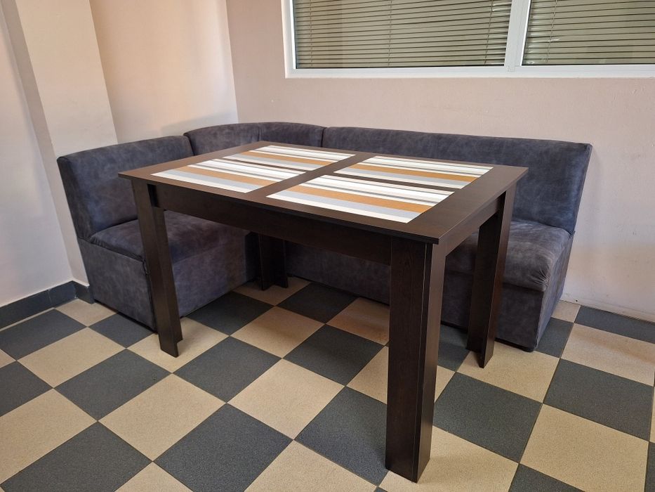 Трапезна маса и диван