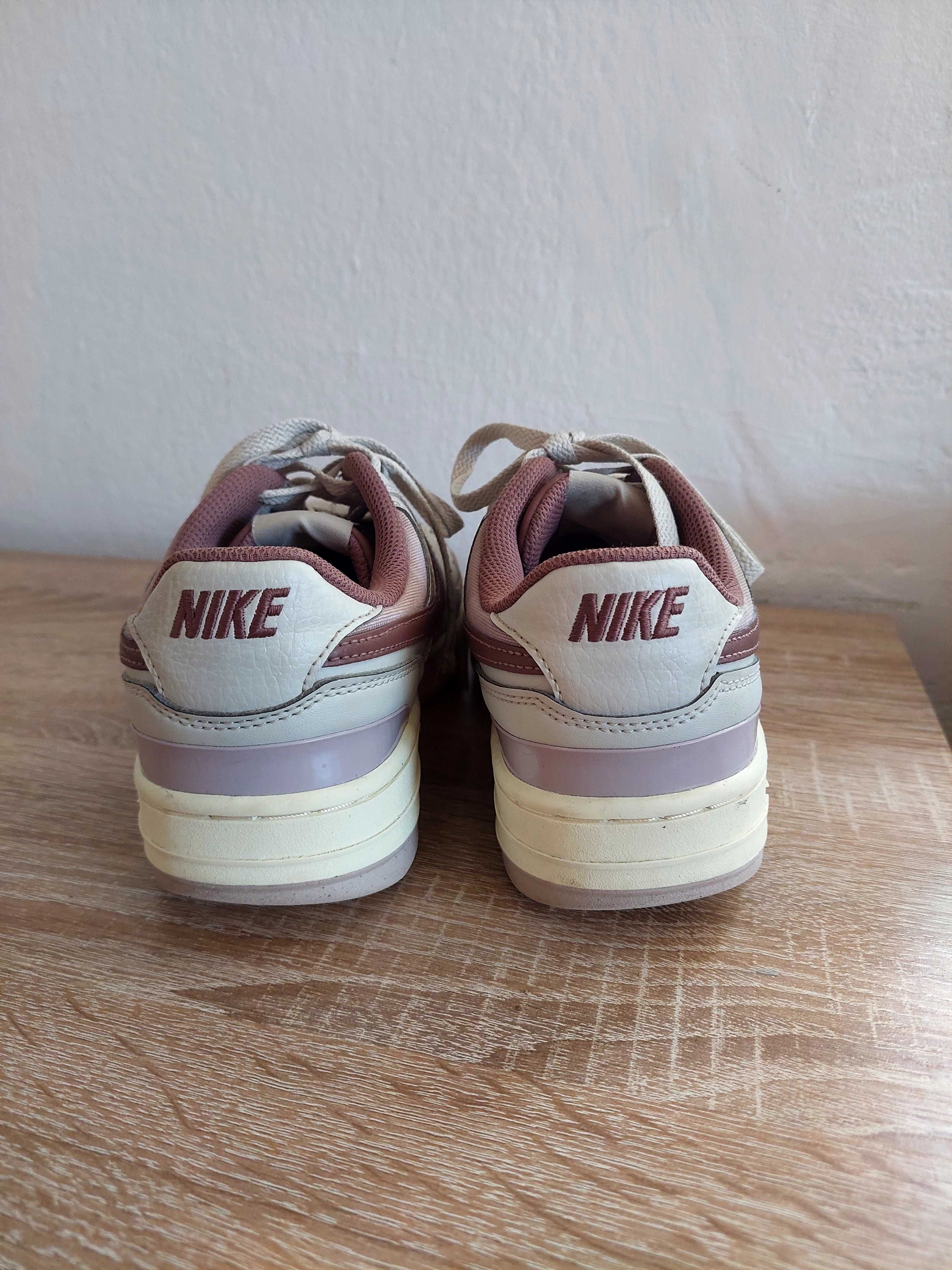 Adidași Nike,încălțăminte sport