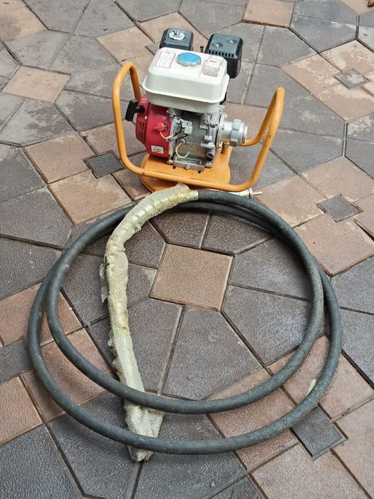Vibrator de beton  moto pe benzina cu lance de 6 m lungime.