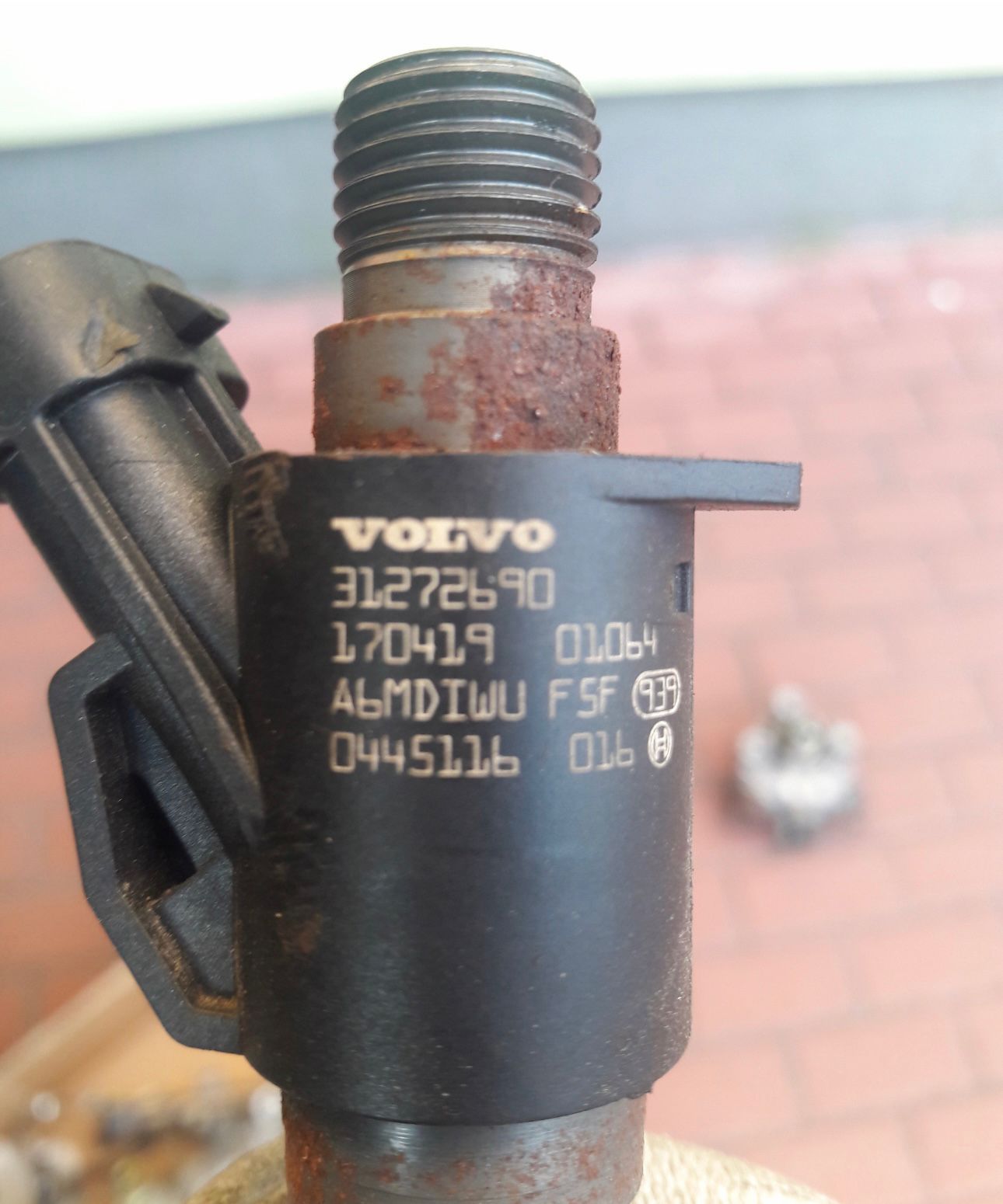 Injector Volvo V60 2.4 Diesel euro 5 cod 0445116016