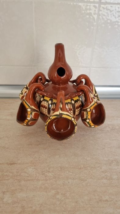 Стомна  с  Чашки