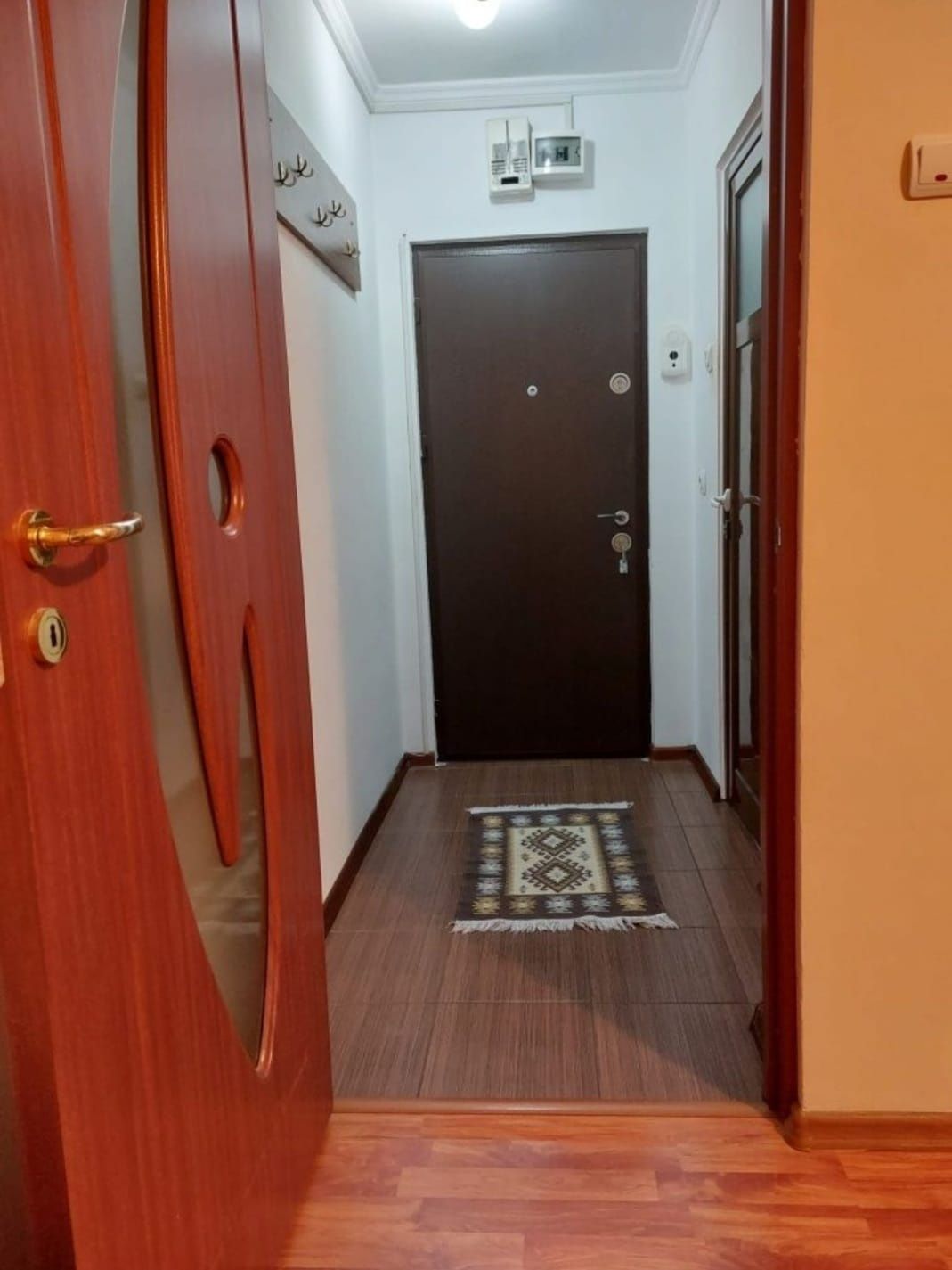 Inchiriez ap. 2 camere, centrala, et. 2, Trivale