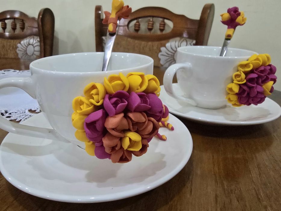 Vând cană decorată cu flori din lut polimeric