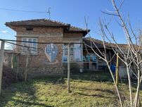 Тухлена къща с кладенец в с. Козаревец, област Велико Търново