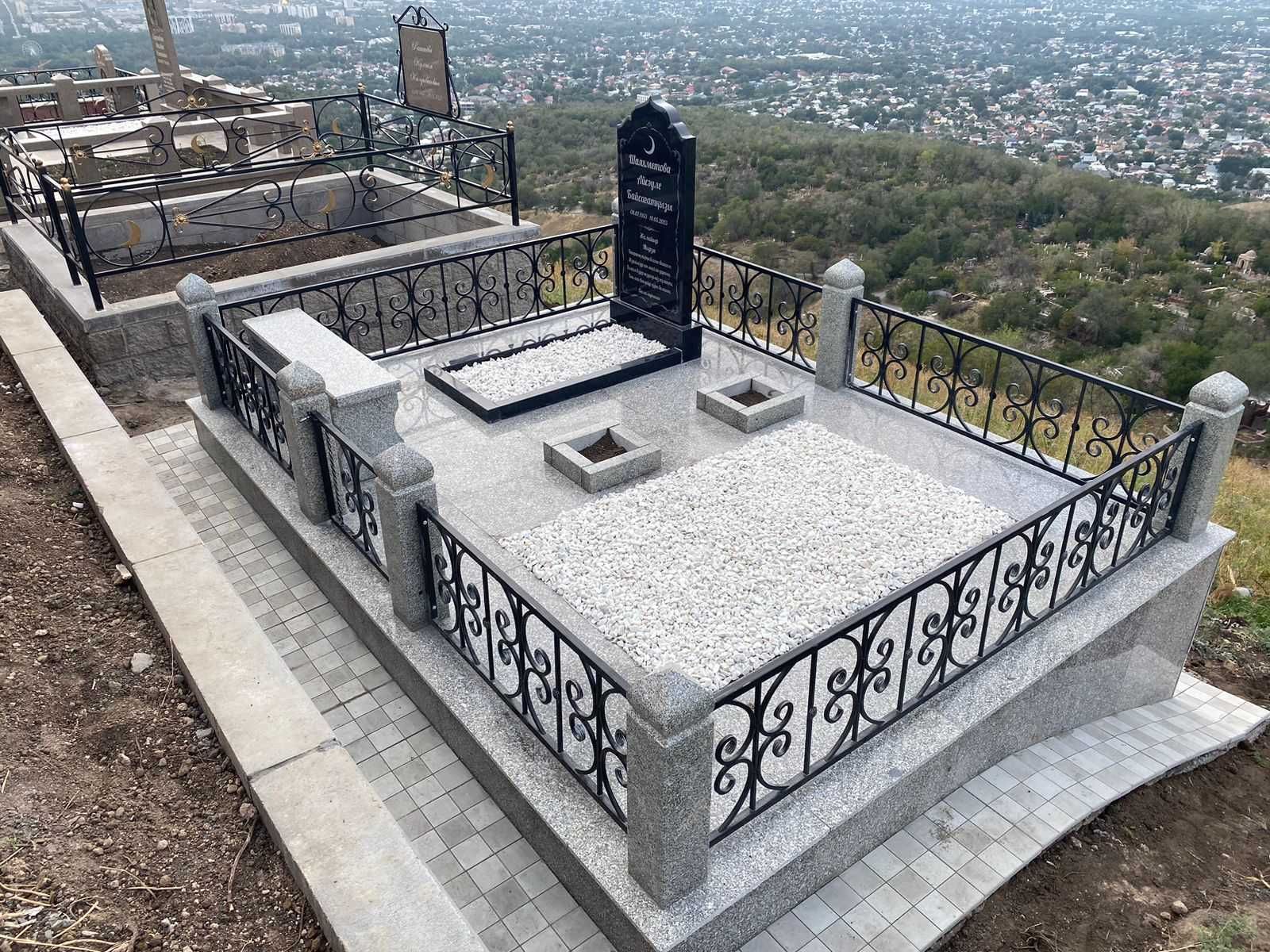 Установка гранитных надгробных памятников и оград в Алматы