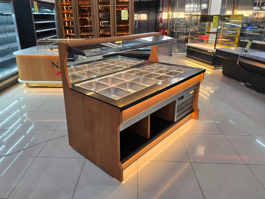 Холодильная Витрина с гастроёмкостями для демонстрации готовых блюд.