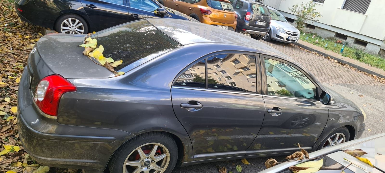 Vând Toyota Avensis