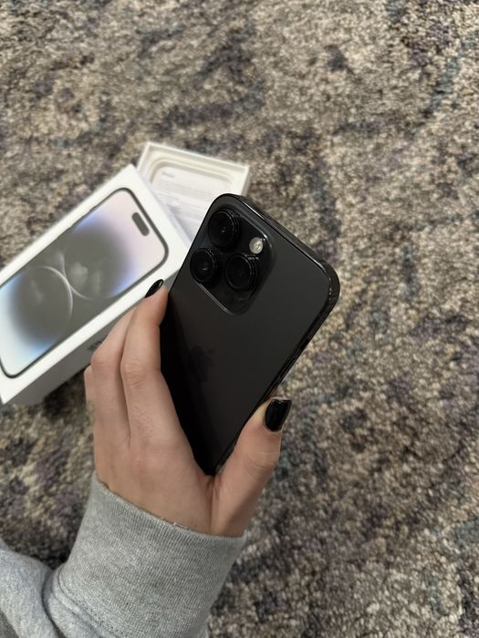 Продавам Iphone 14 pro с подаръци . 5 бр стъклени протектори и калъфи