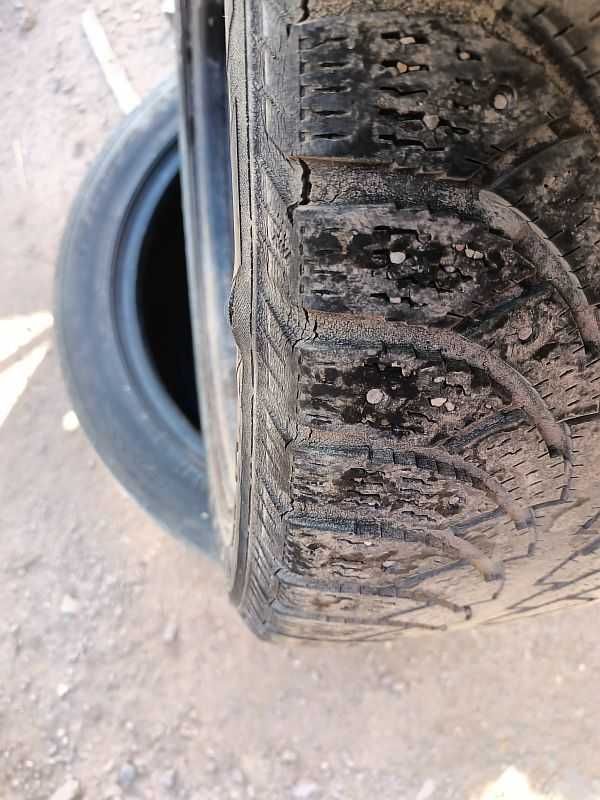 Две шины 205/50 R17 - "Nokian Hakkapeliitta-4" (Финляндия), зимние.