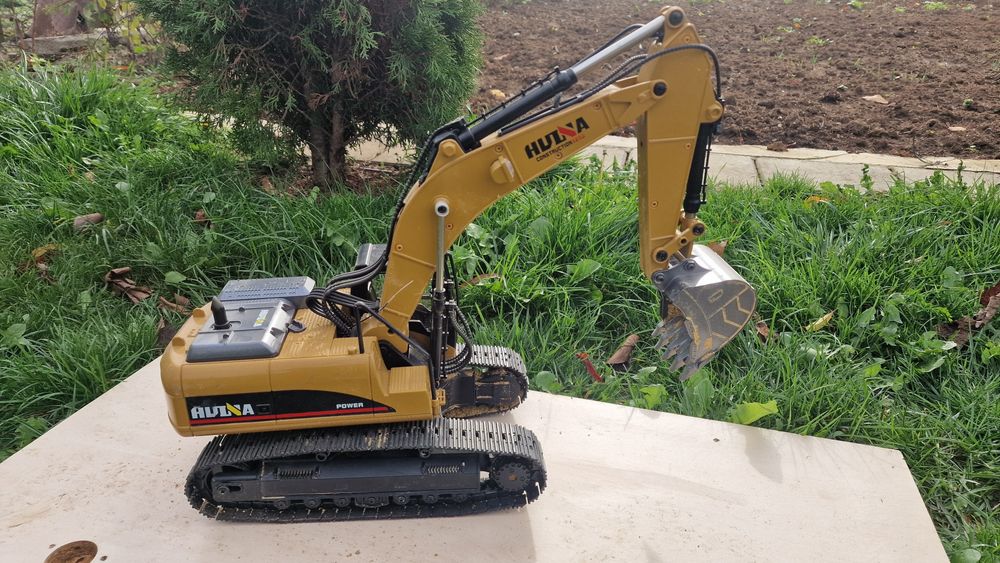 Huina 1592 RC багер 1:14 – метална кофа, реалистичен