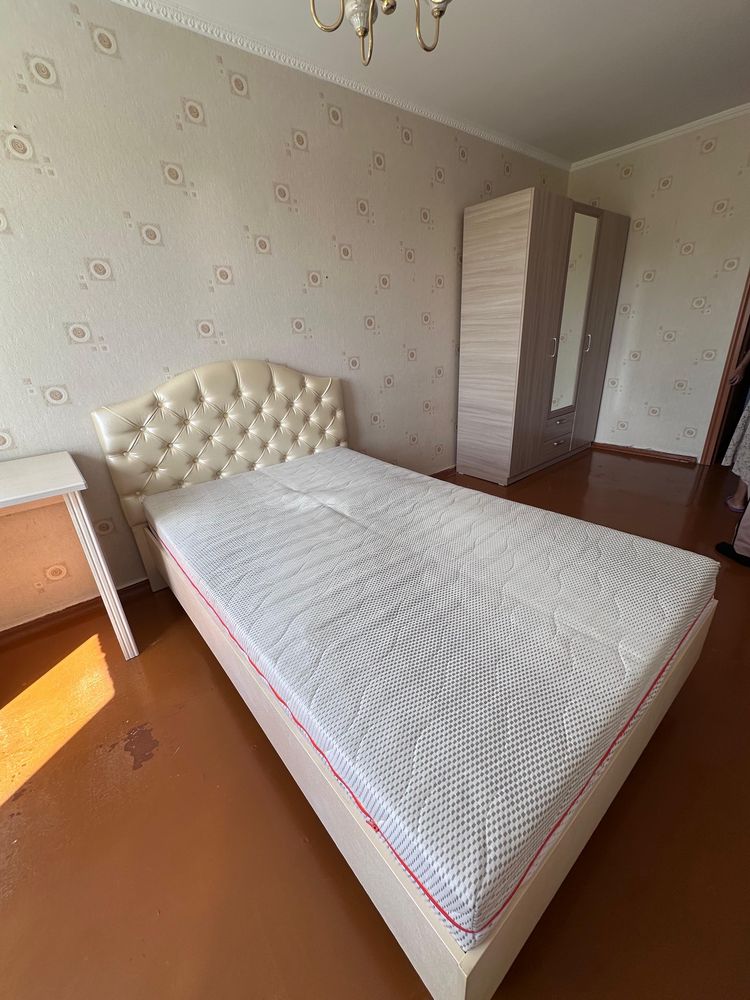 Продается кровать с матрасом. Размеры: 2,20х1,20. Абсолютно чистая.