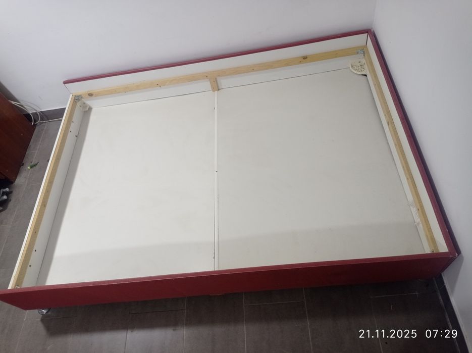 Vând cadru 140x200  pat tapițat cu saltea arcuri 330ron