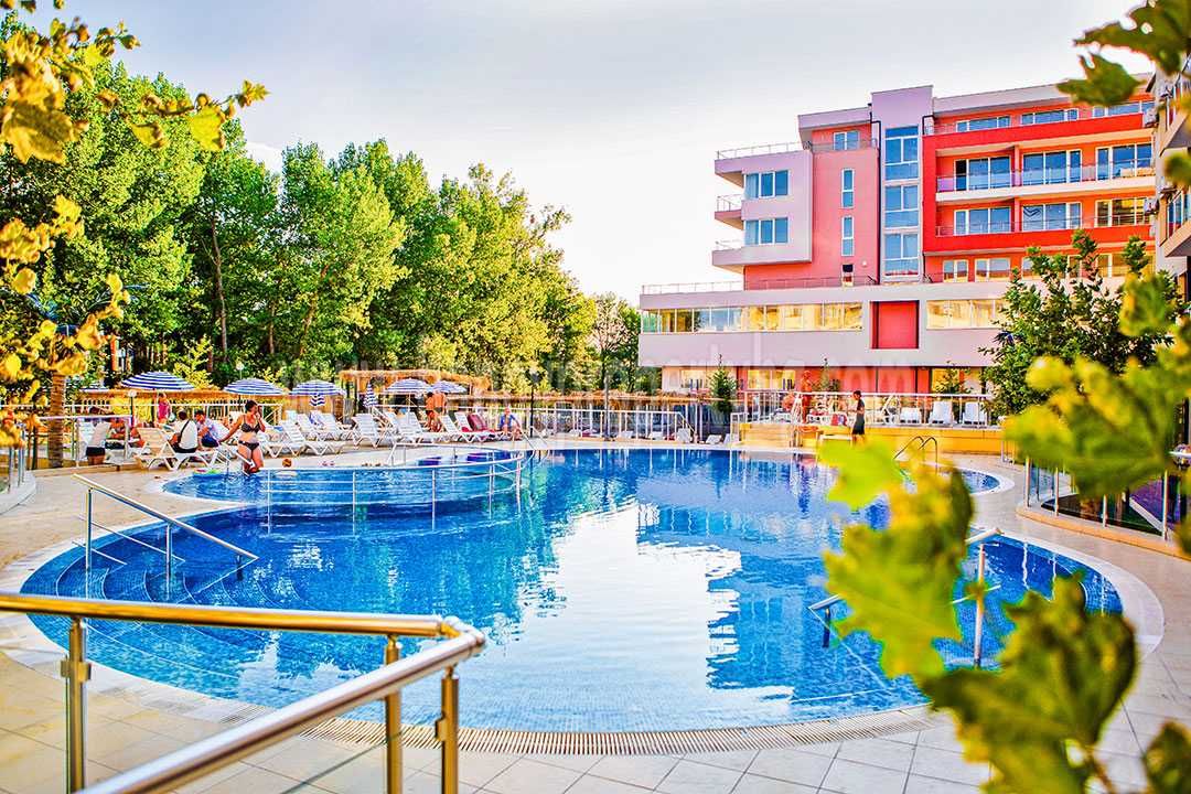 Продава се Двустаен апартамент в к.к. Слънчев бряг - 60 кв.м за 1142 €/кв.м - Снимка #2
