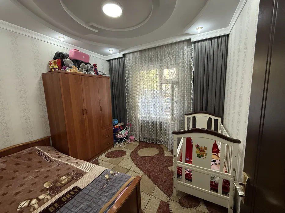 4/1/5 (1 этаж). Сергели 4. Квартира 91 м², с ремонтом. До метро - 700м