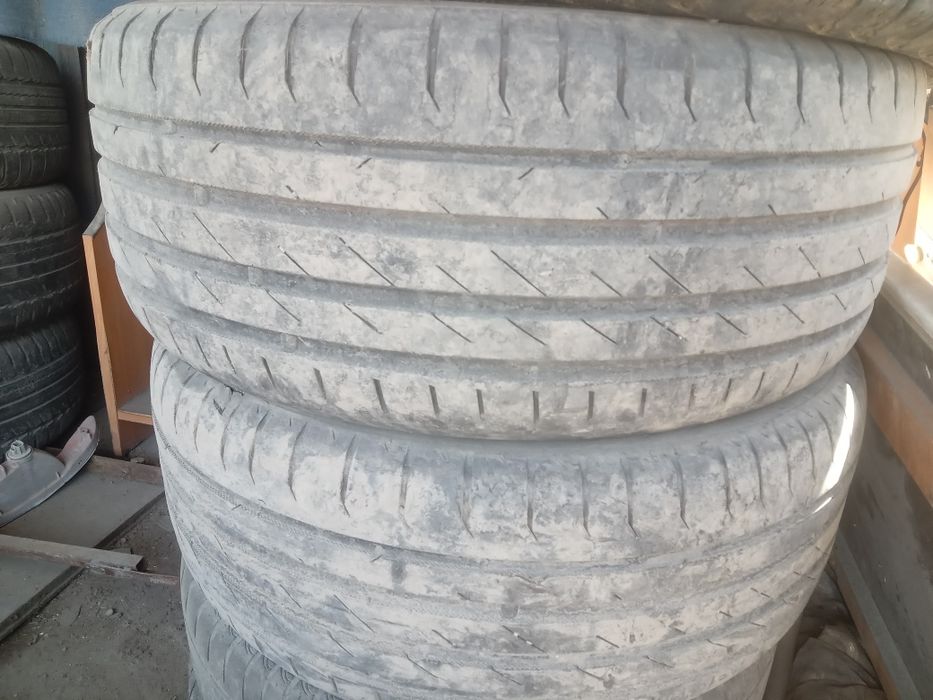Пара шин на 225/50/17 состояние среднее