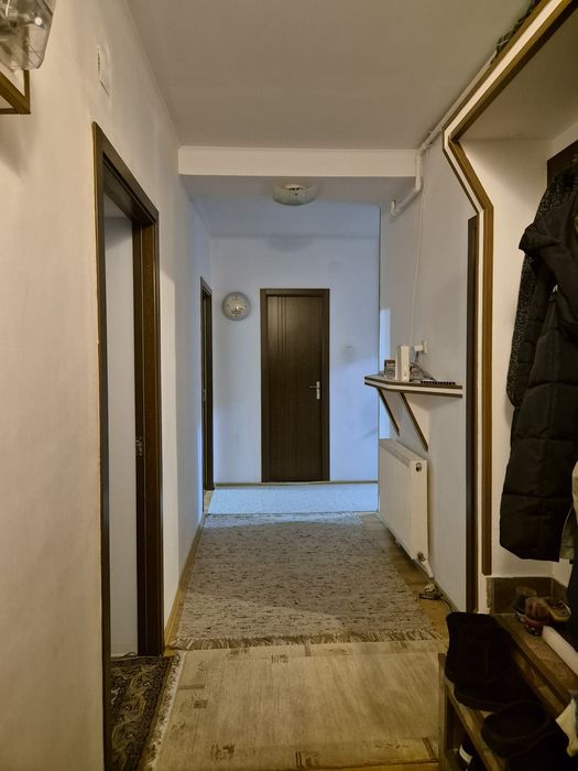Apartament cu 3 camere, 74 m2, decomandat.