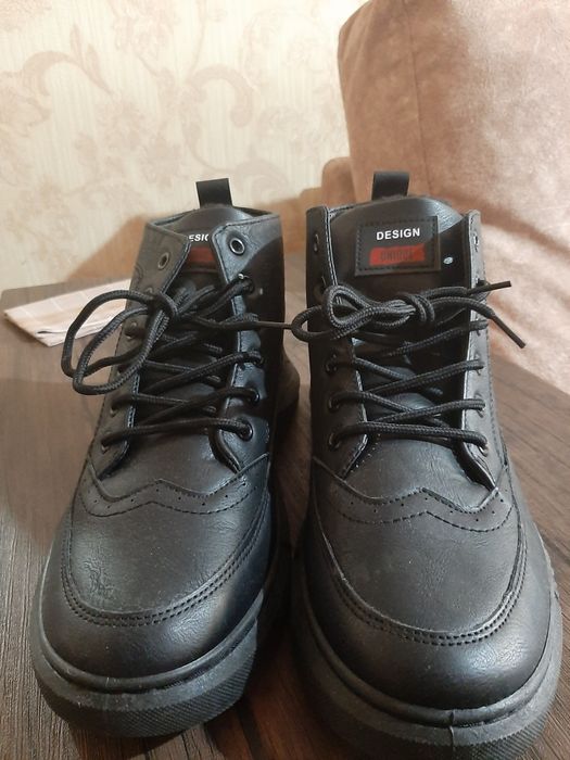 Ботинки новые,(43) размер,но подойдёт на (40) ни разу, не надёванные.