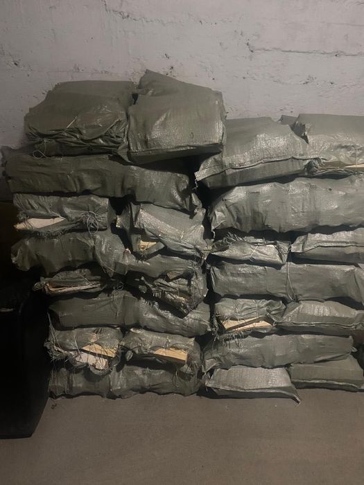 Уголь и дрова в мешках