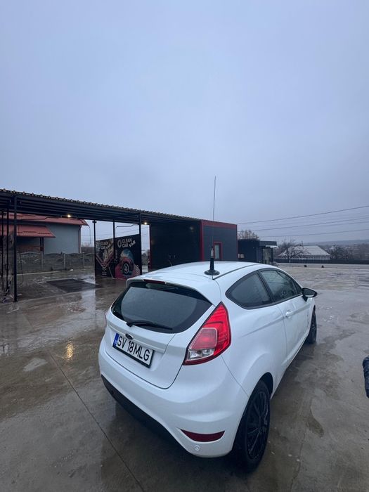 vând ford fiesta 2013