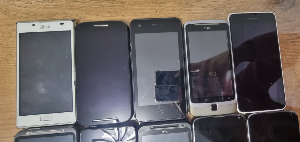Различни видове смартфони за части