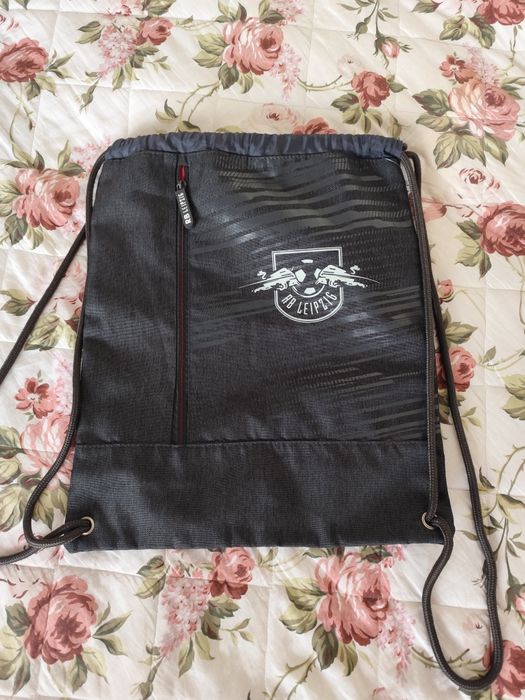 Продавам суитчер UNDER ARMOUR