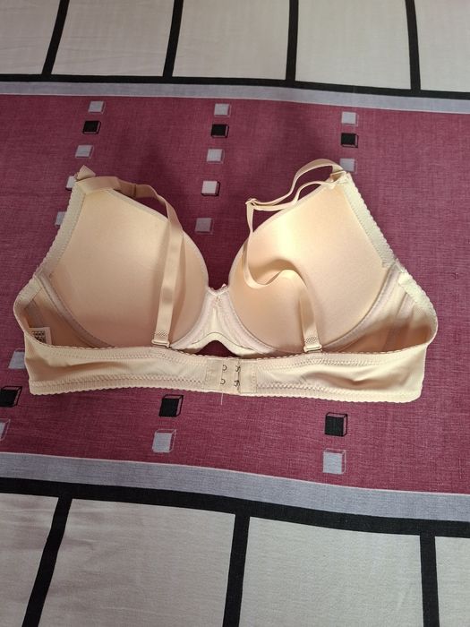 Vând Sutien Damă Mărimea 40/90 Nou