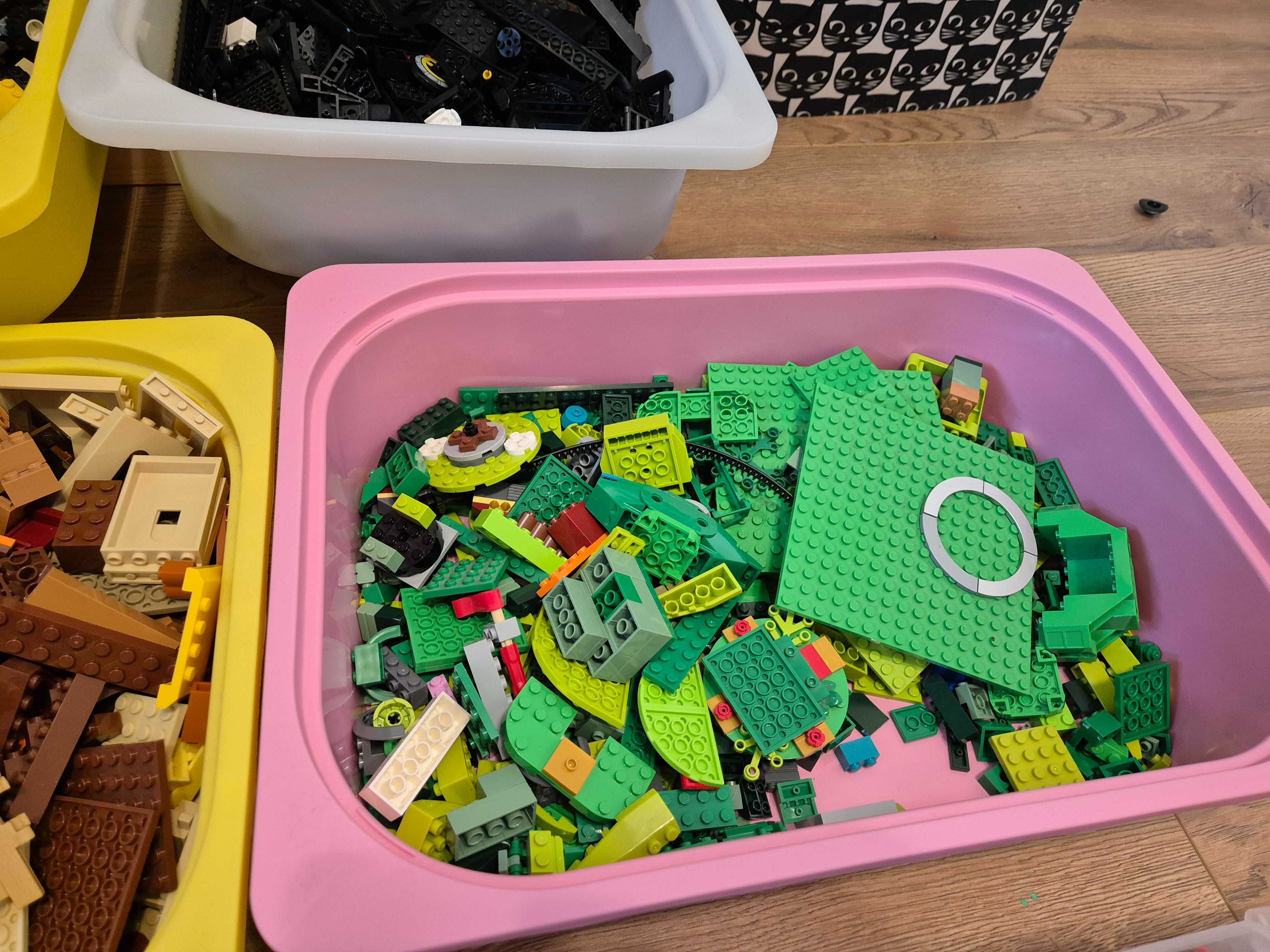 Vand piese LEGO vrac, sortate pe culori si tipuri, aprox 10 kg