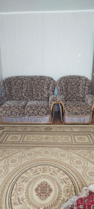 Продам диван с креслом.