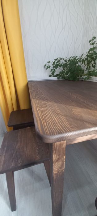 Деревянный стол с табуретками. Стол из дерева.