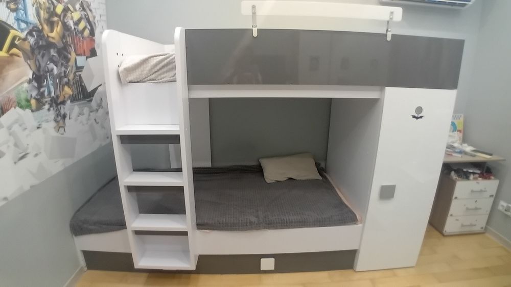 Двуетажно легло с три матрака