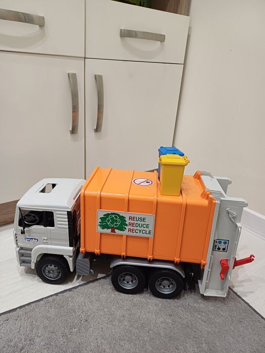 Играчка голям камион за боклук Bruder с две кофи