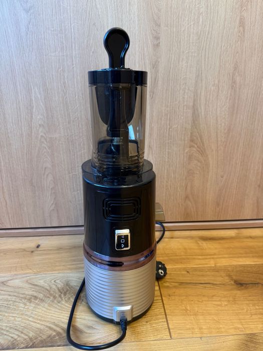 Бавнооборотна студено-пресоваща сокоизстисквачка