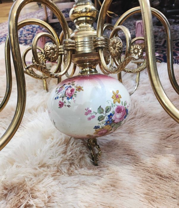 Порцеланов полилей с флорална декорация и месингови елементи