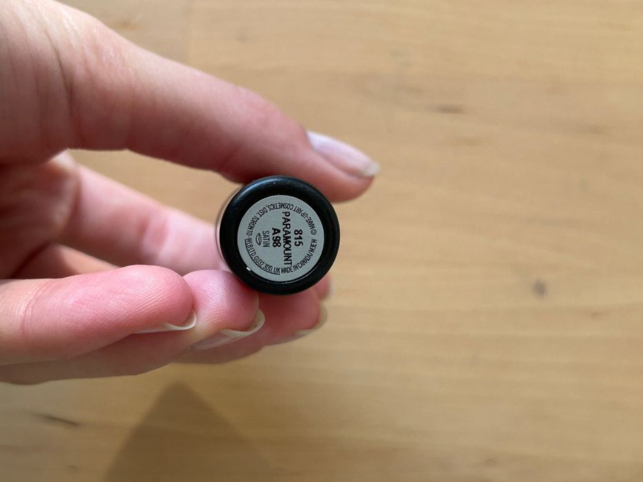 Mac ново червило в цвят Paramount с подарък несесерче