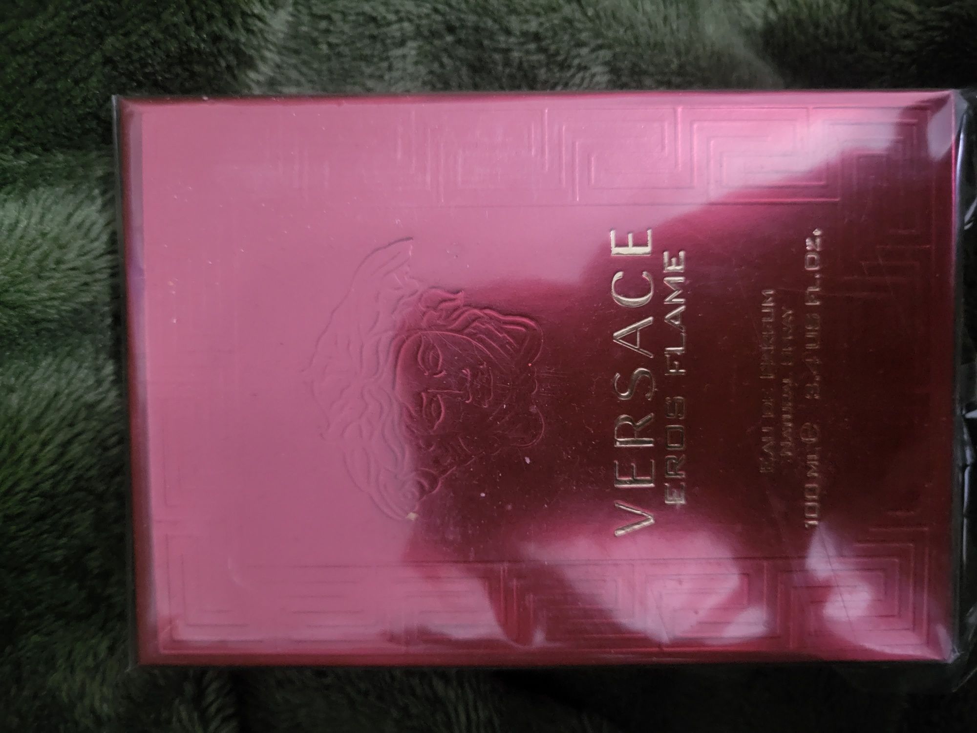Vând parfum de lux Versace Eros Fame de 100 ml.