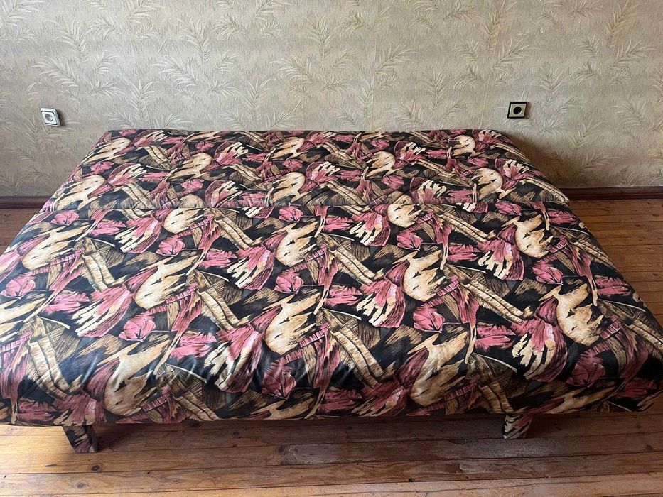 Диван масивен с подвижен гръб ставащ на спалня