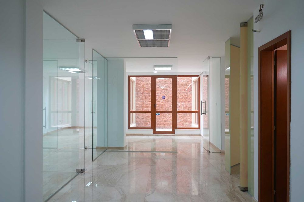 Продава се Офис в Варна, Център - 133 кв.м за 3083 €/кв.м - Снимка #15