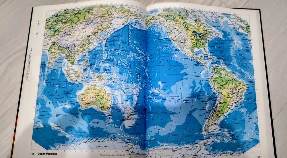 Atlas universel illustré - atlas geografic in limba franceza, 2001