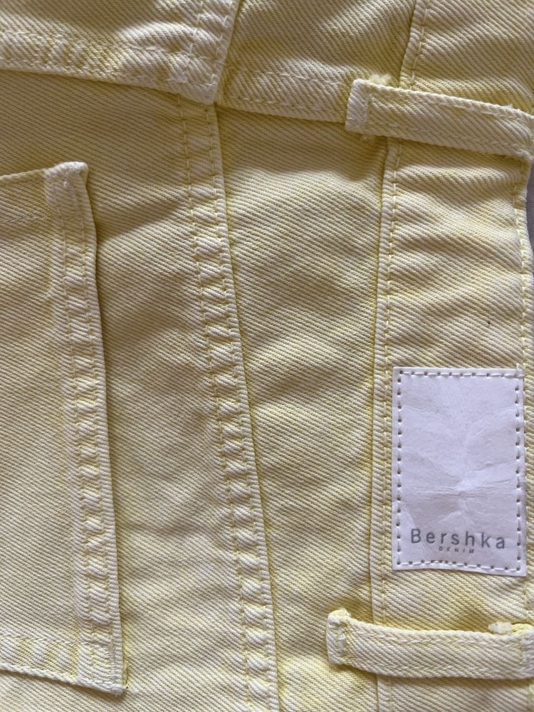 Жълти къси панталонки Bershka тип Mom