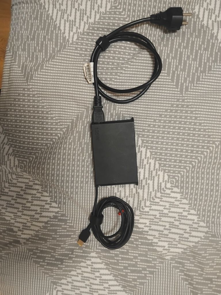 Геймърски лаптоп Lenovo с добавени към него аксесоари