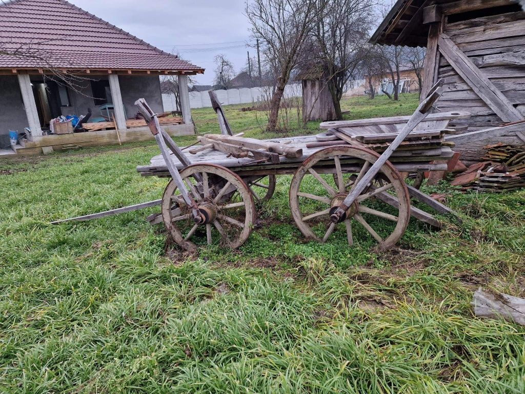 Vând car vechi în stare foarte buna