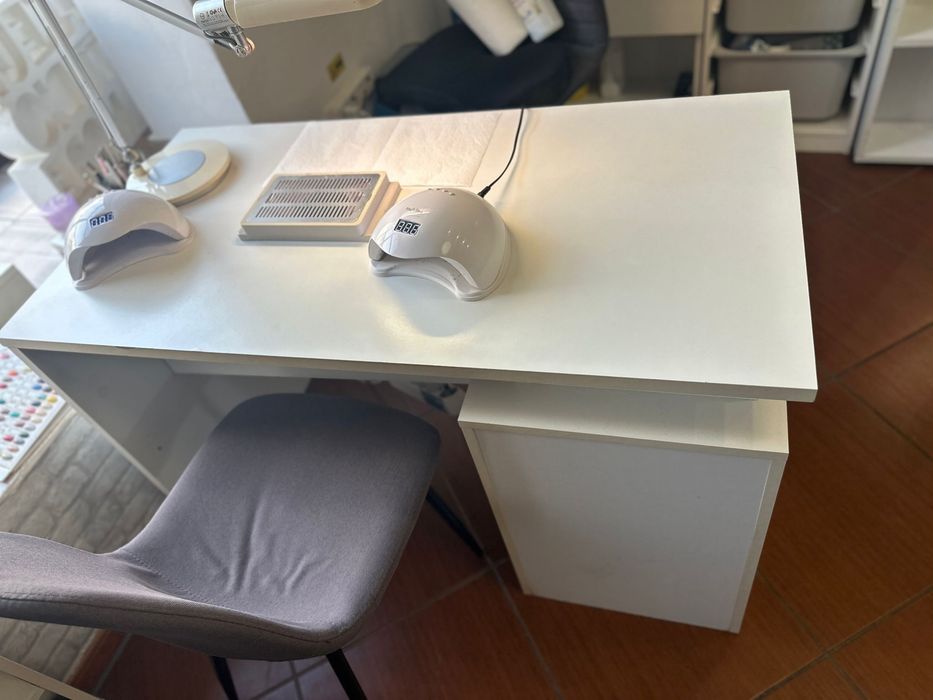 Masa manichiura +podium pedichiura