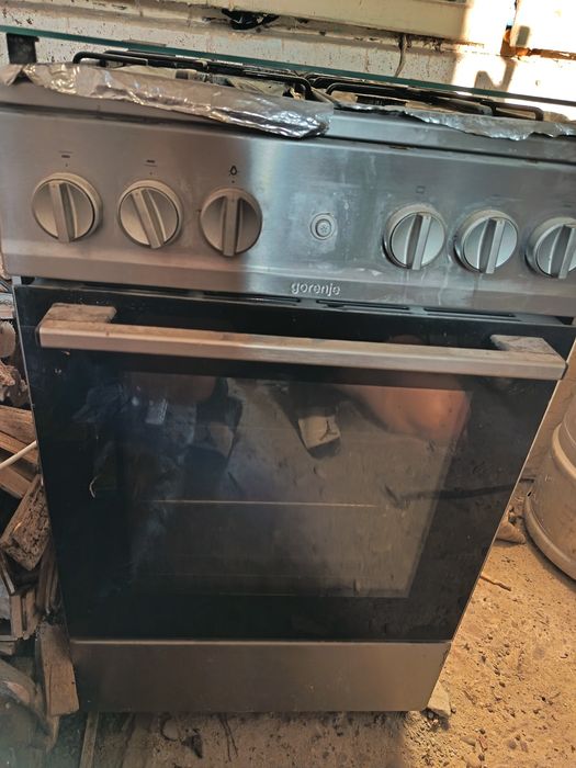 Aragaz Gorenje cu cuptor si aprindere electrică pe gaz