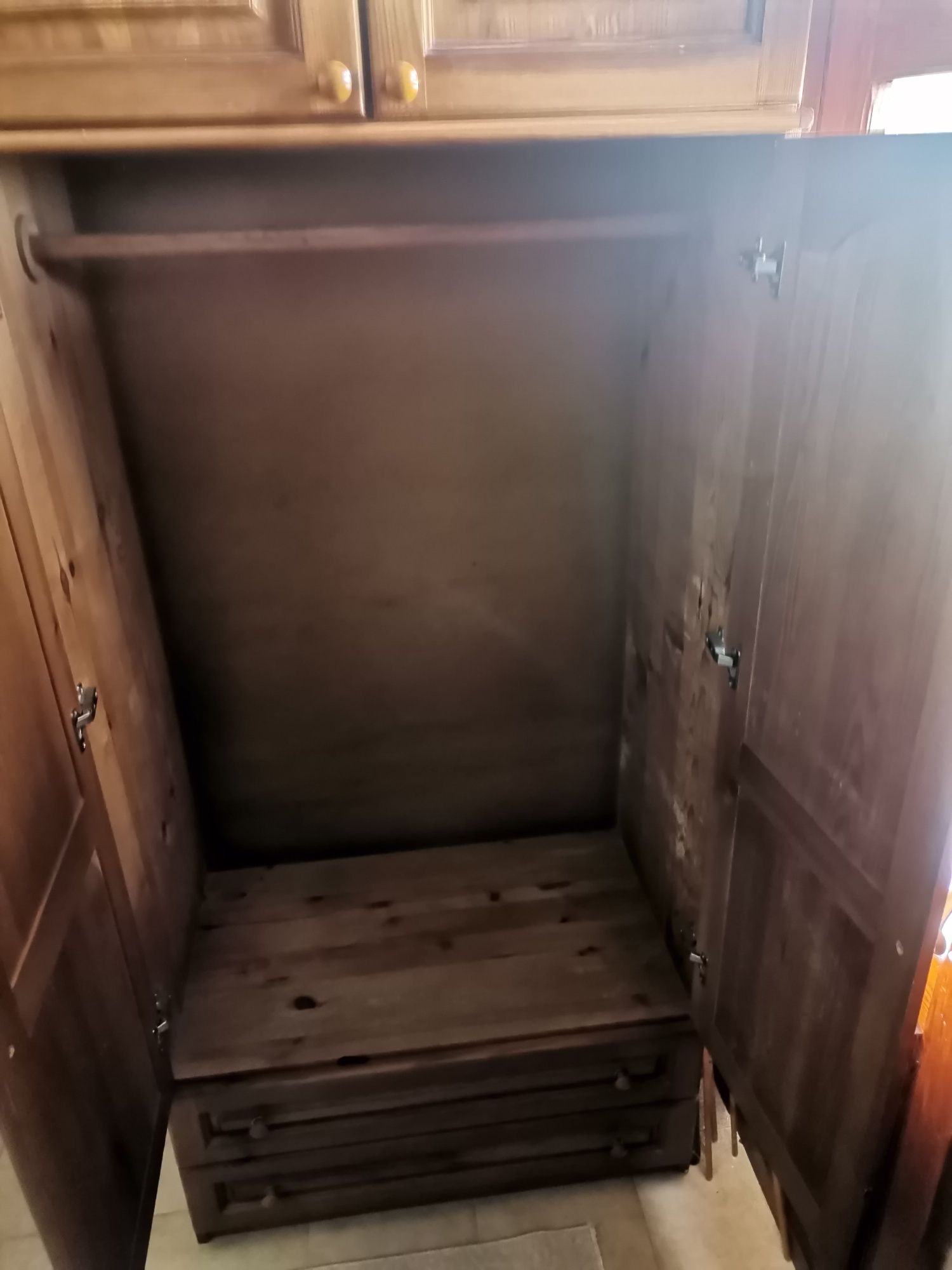 Дървен шкаф за дрехи