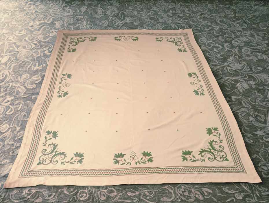 Față de masă brodată manual, punct în cruce - 165 ×141 cm