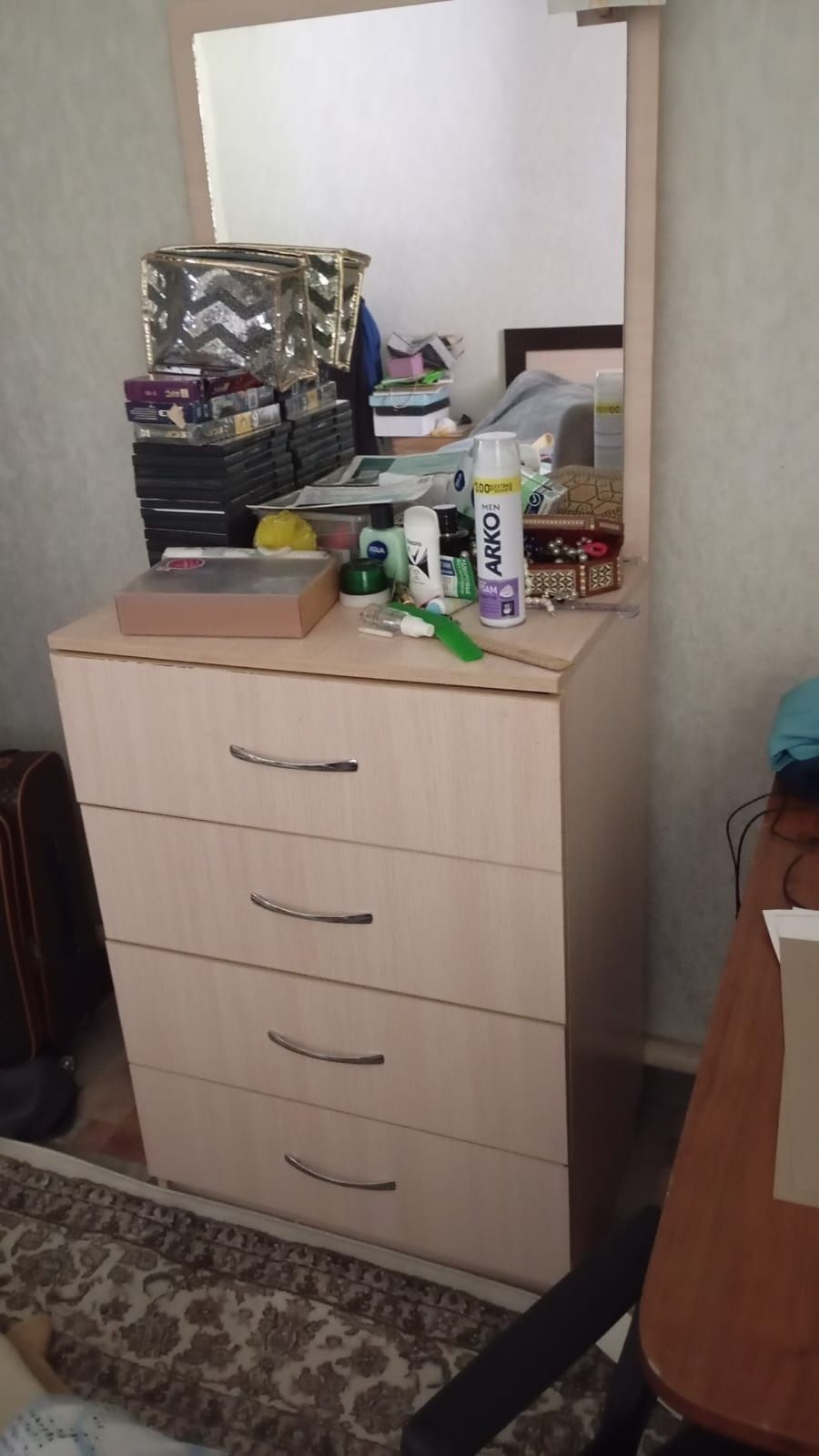 Продам стол, кровать