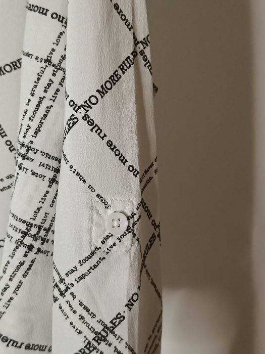 Cămașă albã tip ziar