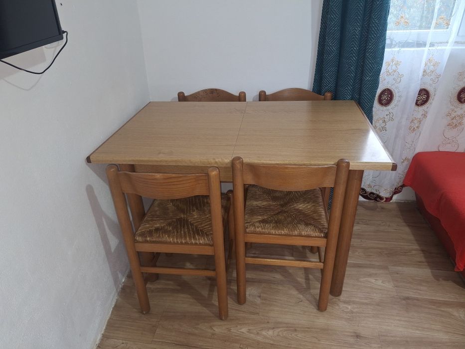 Vând masa cu 4 scaune arata foarte bine