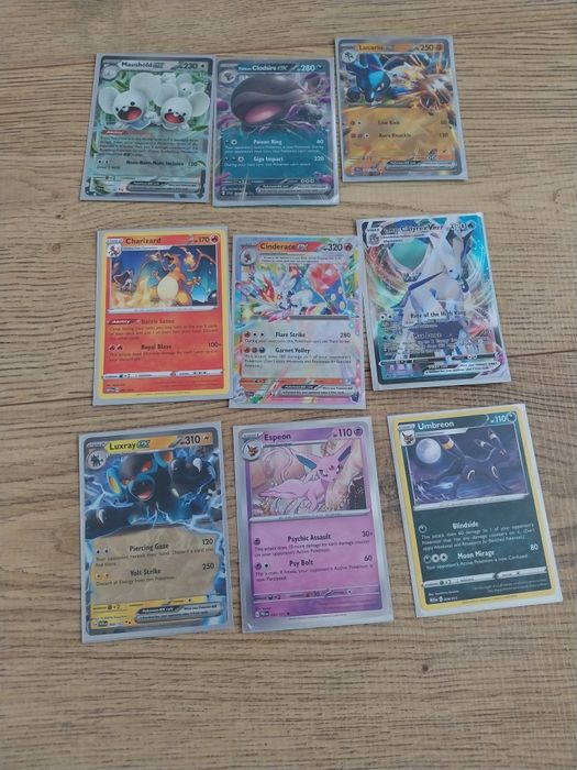 Vând carduri Pokemon