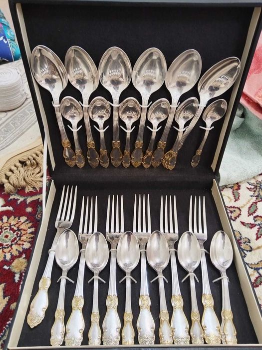 продам комплект столовых приборов из серебра и мельхиора